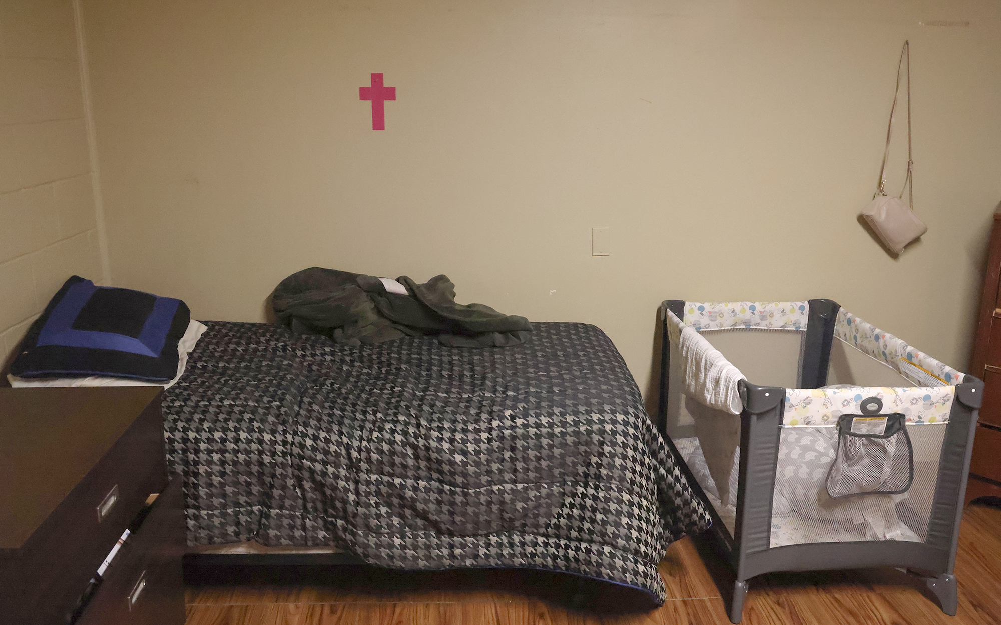Some of the rooms at Mother’s Hope include cribs so that babies can remain close to their mothers as they go through treatment. (Photo by Shelby Rae Wills/News21)